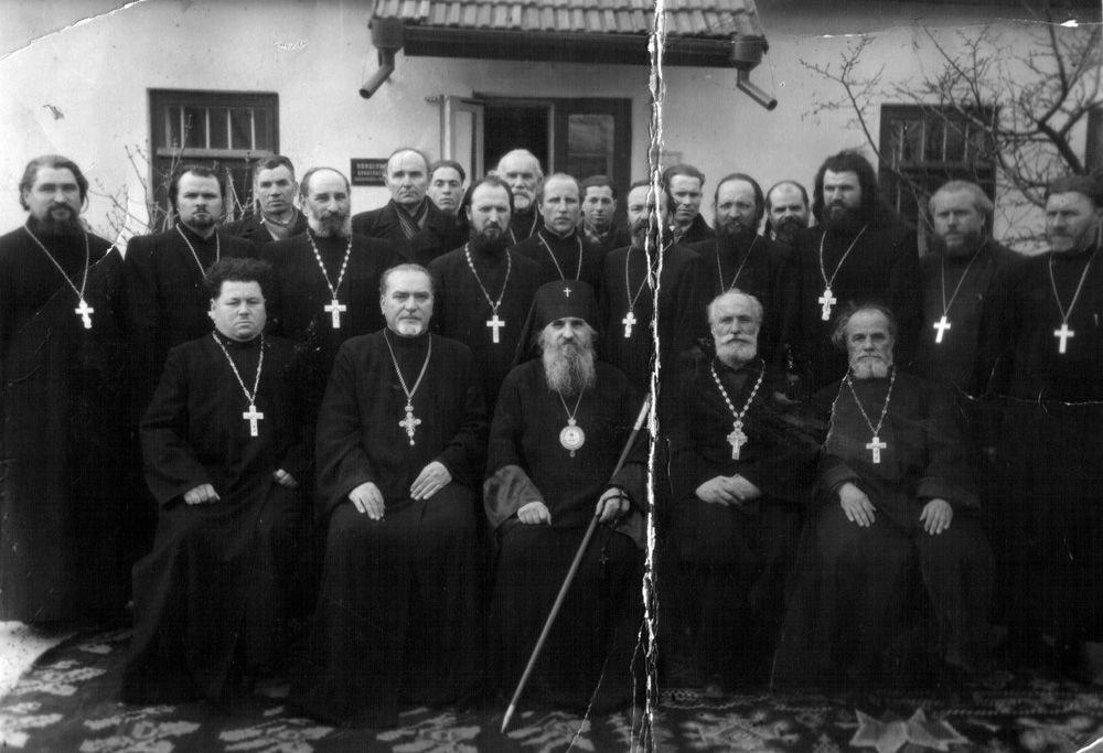 Arhiepiscopul Nectarie (Grigoriev) cu slujitorii