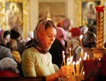 imas-moldovenii-au-mai-multa-incredere-in-biserica-decat-in-institutiile-de-guvernare-1370428149-209x160